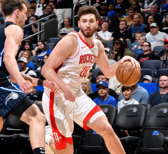 克罗斯谈皇马现状：不要总谈过去，我不需要别人说我想你（克罗斯谈皇马近况：别再谈过去，我不想听别人说＂想你）