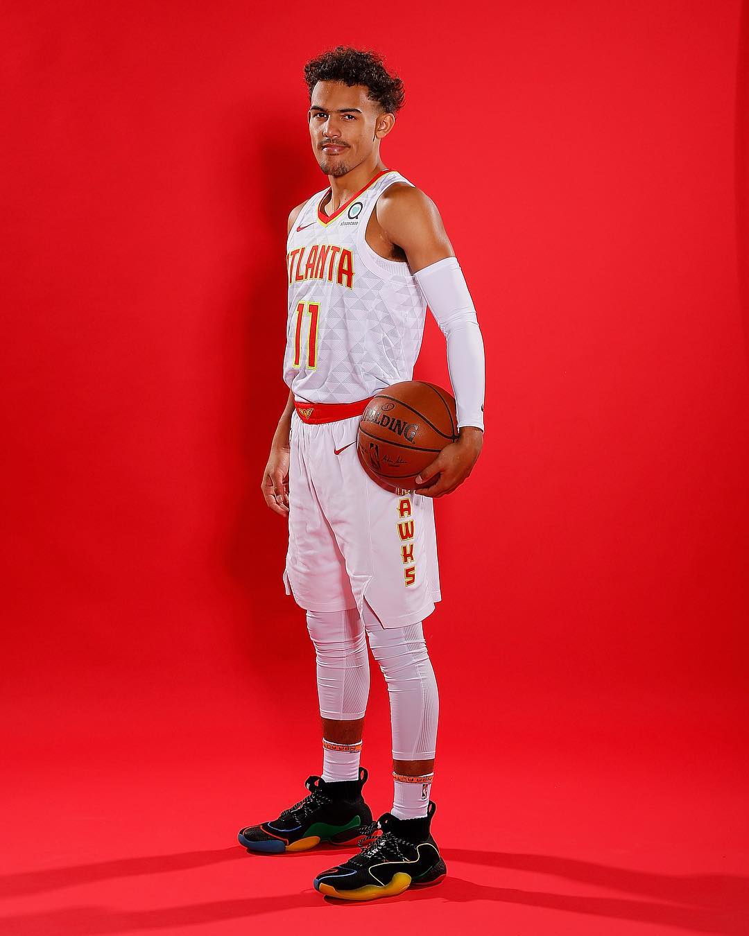 足球欧冠淘汰赛门票秒罄，黄牛翻倍叫价（欧冠淘汰赛门票瞬间售罄，黄牛价翻番）