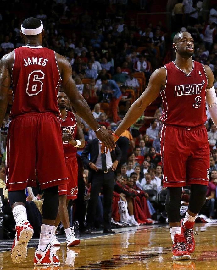 评论丨2025赛季中超联赛落幕：足球的“冷”和群众的“热”（评论丨2025中超收官：赛场遇冷，民间升温）