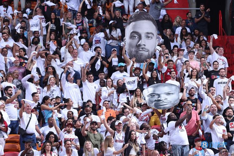 他抬头看了一眼记分牌，笑了（目光掠过记分牌，他笑了）