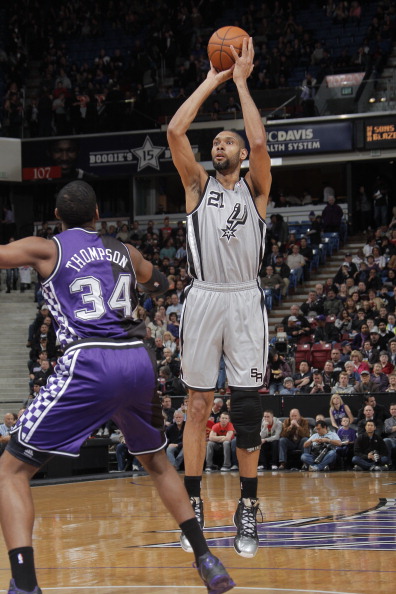 下半场心态爆炸！埃迪11中5得到11分10篮板6犯离场（下半场心态崩盘！埃迪11投5中拿下11分10篮板，6犯毕业）