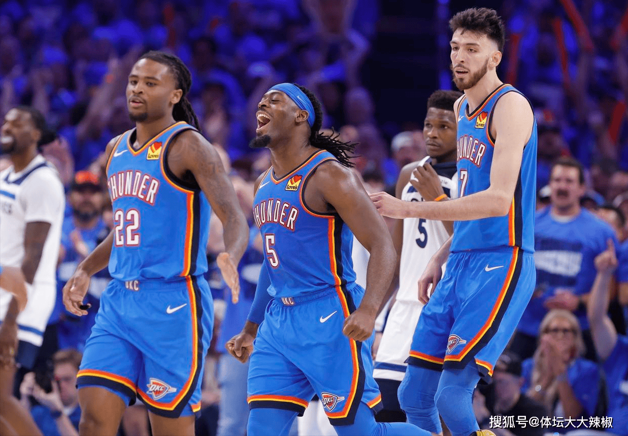 名记：字母哥与队友召开会议，呼吁全队无视外界杂音（名记：字母哥组织队内会议，号召全队忽略外界噪音）