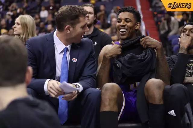 记者：德容缺席巴萨今天训练，是否出战阿拉维斯存在疑问（德容未参加巴萨今日训练，能否出战阿拉维斯成疑）