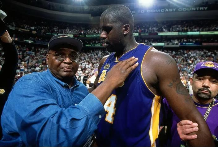 阿斯：贝蒂斯愿意为安东尼出2000万欧或租借，球员愿降薪回归（阿斯：贝蒂斯考虑以2000万欧买断或租借安东尼，球员愿降薪回归）